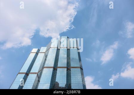 Niedrigen Winkel Blick auf moderne Wolkenkratzer gegen blauen Himmel Stockfoto