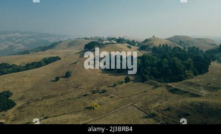 Blick auf den Sonnenuntergang über die südliche Bucht von San Francisco und die umliegenden Hügel vom Gipfel des Mt Hamilton aus. San Jose, Kalifornien. Hochwertige Pho Stockfoto