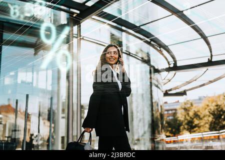Lächelnde Geschäftsfrau telefonieren Stockfoto