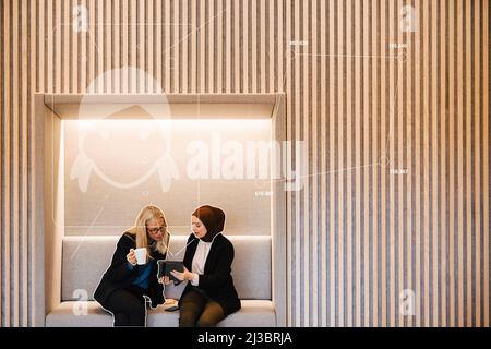 Geschäftsfrauen mit Kaffeepause und digitalem Tablet Stockfoto