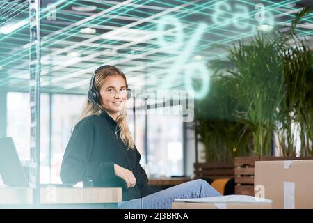 Porträt einer lächelnden jungen Geschäftsfrau mit Kopfhörern Stockfoto