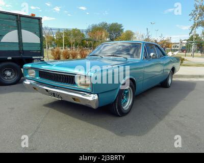 Avellaneda, Argentinien - 3. Apr 2022: Altes sportliches himmelblaues Cyan Dodge Polara Coupé 1970s Two door von Chrysler Fevre Argentina. Oldtimer-Show. Stockfoto