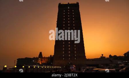 Schöne Abendansicht des Murudeshwara Temple Complex mit einem hohen 20-stöckigen Gopuram. Uttara Kannada, Karnataka, Indien Stockfoto