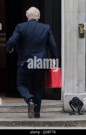 London, Großbritannien. 7.. April 2022. Der britische Premierminister Boris Johnson trifft vor dem Treffen mit dem polnischen Präsidenten Andrzej Duda in der Downing Street ein. Quelle: Wiktor Szymanowicz/Alamy Live News Stockfoto