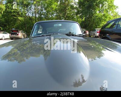 Detail Front eines alten englischen Oldtimer Jaguar E-Type Parkplatz bei Stollberg im Harz. - Mibu Stockfoto