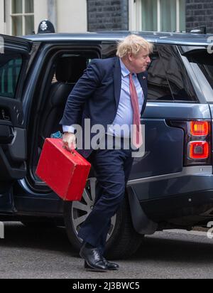 London, England, Großbritannien. 7. April 2022. Der britische Premierminister BORIS JOHNSON kehrt in die Downing Street 10 zurück. (Bild: © Tayfun Salci/ZUMA Press Wire) Stockfoto