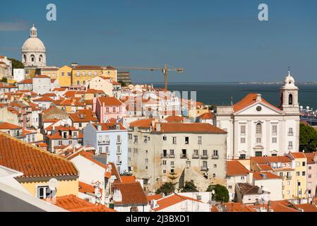 Luftaufnahme von Alfama in Lissabon, Portugal. Panteão Nacional (Igreja de Santa Engrácia) auf der linken Seite und Igreja de Santo Estêvão auf der rechten Seite. Stockfoto