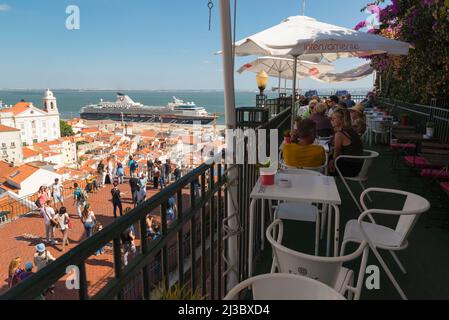 Überblick von einem Aussichtspunkt und einer Terrasse auf Alfama mit dem festfahrenden TUI-Kreuzfahrtschiff Mein Schiff 1 im Hafen des Flusses Tejo, Lissabon, Portugal. Stockfoto