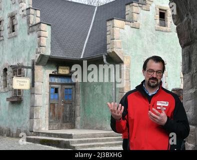 Potsdam, Deutschland. 07. April 2022. Malte Schatz, Manager des Filmparks Babelsberg, erklärt, wie die mittelalterliche Stadt im Filmpark zum Zentrum der Horrornächte werden wird. Am 09. April startet der Filmpark Babelsberg in die Saison. Die neue Ausstellung in der Caligari-Halle „die Geschichte der Traumfabrik“ ist eines der Highlights für die Besucher. Quelle: Bernd Settnik/dpa/Alamy Live News Stockfoto
