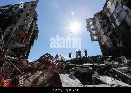 7. April 2022, Borodjanka aus dem Rajon Bucha, Oblast Kiew, Ukraine: Die Rettungskräfte führen bei einem russischen Luftangriff in Borodjanka, im Rajon Bucha im Kiewer Gebiet, eine Such- und Rettungsaktion an den Trümmern eines beschädigten Wohngebäudes durch, da eine große Anzahl von Menschen nach den russischen Angriffen auf das Gebiet unter den Trümmern von Gebäuden zurückgelassen haben soll. (Bild: © Daniel Ceng Shou-Yi/ZUMA Press Wire) Stockfoto