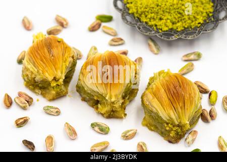 Muscheln Baklava auf weißem Hintergrund. Traditionelle mediterrane Spezialitäten. Nahaufnahme Pistazien Baklava. Lokaler Name midye Baklava Stockfoto