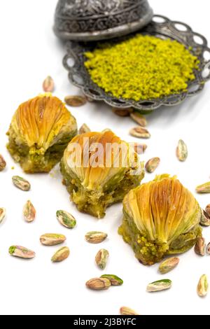 Muscheln Baklava auf weißem Hintergrund. Traditionelle mediterrane Spezialitäten. Nahaufnahme Pistazien Baklava. Lokaler Name midye Baklava Stockfoto