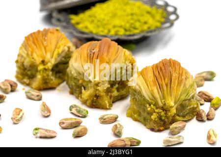 Muscheln Baklava auf weißem Hintergrund. Traditionelle mediterrane Spezialitäten. Nahaufnahme Pistazien Baklava. Lokaler Name midye Baklava Stockfoto