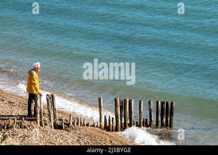 john Craven wird für Countryfile am Strand im Lepe Country Park Hampshire England gedreht Stockfoto