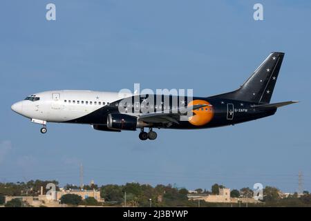 Titan Airways Boeing 737-3L9(QC) (REG: G-ZAPW), die für British Airways arbeitet. Stockfoto