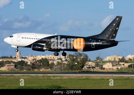 Titan Airways Boeing 737-3L9(QC) (REG: G-ZAPW), die für British Airways arbeitet. Stockfoto