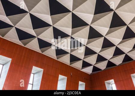 Die spektakuläre pyramidenartige, geometrische Decke im Castlegate Center, Stockton on Tees, England, Großbritannien Stockfoto