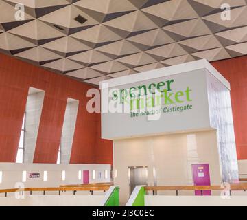 Die spektakuläre pyramidenartige, geometrische Decke im Castlegate Center, Stockton on Tees, England, Großbritannien Stockfoto