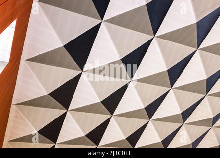 Die spektakuläre pyramidenartige, geometrische Decke im Castlegate Center, Stockton on Tees, England, Großbritannien Stockfoto