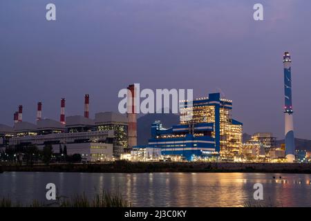 Lampang, Thailand - 15. März 2022 - Blick auf das Mae Moh Kraftwerk in Lampang, Thailand am Abend des 15. März 2022 bei schönem Sonnenuntergang Stockfoto