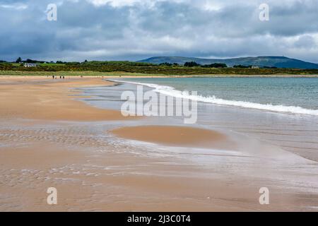 Blick auf den wunderschönen goldenen Sandstrand von Dornoch Beach, der nach Norden in Richtung EMBO in Sutherland, Highland, Schottland, Großbritannien, blickt Stockfoto