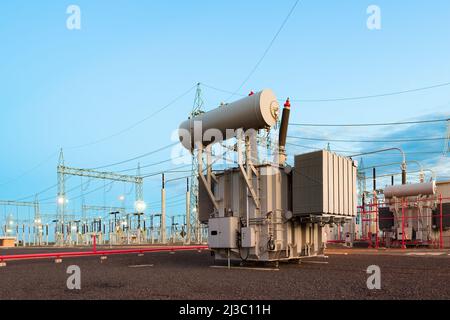 Leistungstransformator in Hochspannungsunterstation für den Außenbereich Stockfoto