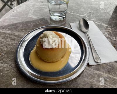 Französisch Dessert baba au Rhum mit Schlagsahne aus der Nähe. Traditionelles Dessert. Rum Baba. Stockfoto