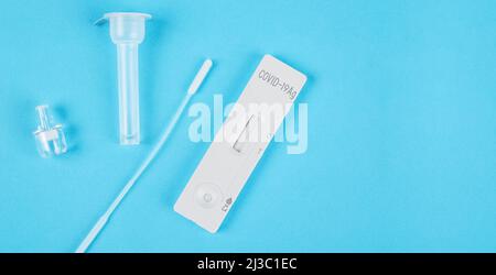 Der Rapid-Antigen-Test, Draufsicht isolierter blauer Hintergrund mit Kopierraum. Stockfoto