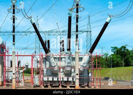 Leistungstransformator in Hochspannungsunterstation für den Außenbereich Stockfoto