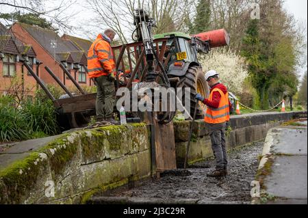 Schleusentore werden von Fremdfirmen installiert, die für SNCT in Newport Shropshire arbeiten. Stockfoto