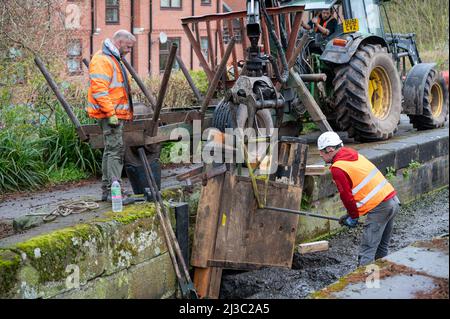 Schleusentore werden von Fremdfirmen installiert, die für SNCT in Newport Shropshire arbeiten. Stockfoto