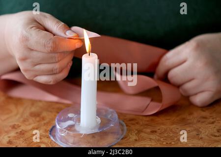 Nicht exklusiv: IVANO-FRANKIVSK, UKRAINE - 06. APRIL 2022 - Freiwillige produzieren blutstoppende Bunde, die an Militärärzte für die NE geschickt werden Stockfoto