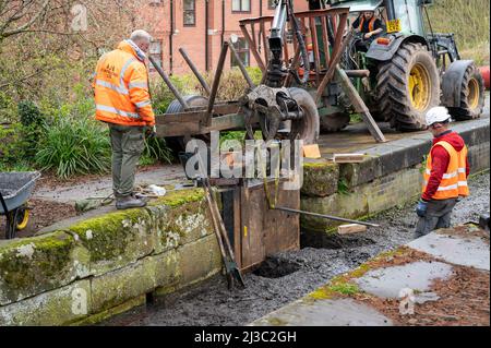 Schleusentore werden von Fremdfirmen installiert, die für SNCT in Newport Shropshire arbeiten. Stockfoto