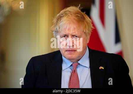 Premierminister Boris Johnson (rechts) und Polens Präsident Andrzej Duda (nicht gesehen) sprechen nach einem Treffen in der Downing Street 10 in London mit den Medien. Bilddatum: Donnerstag, 7. April 2022. Stockfoto