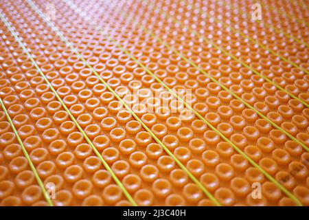 Orangefarbene Membranabdichtung auf dem Boden Stockfoto