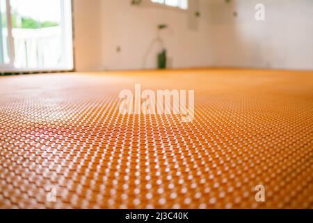 Orangefarbene Membranabdichtung auf dem Boden Stockfoto