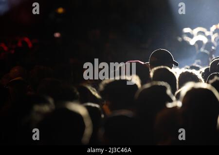 06. April 2022, Hessen, Frankfurt/Main: Tanzende Menschen während eines Konzerts. Foto: Sebastian Gollnow/dpa Stockfoto