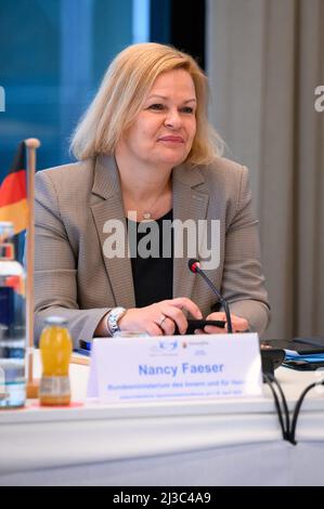 Hamburg, Deutschland. 07. April 2022. Nancy Faeser (SPD), Bundesministerin für Inneres und Inneres, nimmt an der außerordentlichen Konferenz der Sportminister im Hotel Le Meridién an der Alster Teil. Quelle: Jonas Walzberg/dpa/Alamy Live News Stockfoto