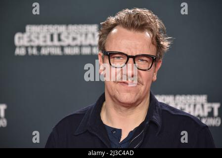 Köln, Deutschland. 05. April 2022. Der Schauspieler Ronald Kukulies kommt zur Premiere des Films „Conclosed Society“, der ab 14.04.2022 in den Kinos sein wird. Quelle: Horst Galuschka/dpa/Alamy Live News Stockfoto