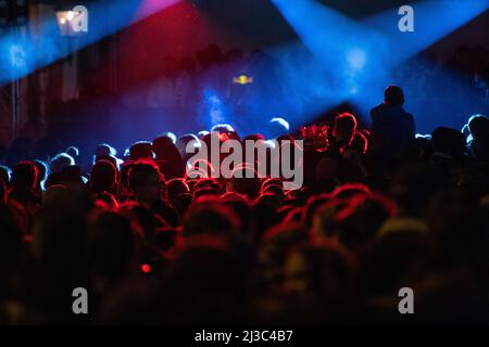 06. April 2022, Hessen, Frankfurt/Main: Tanzende Menschen während eines Konzerts. Foto: Sebastian Gollnow/dpa Stockfoto