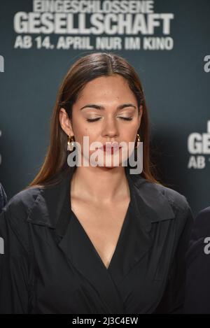 Köln, Deutschland. 05. April 2022. Schauspielerin Nilam Farooq kommt zur Premiere des Films „Conclosed Society“, der ab 14.04.2022 in den Kinos sein wird. Quelle: Horst Galuschka/dpa/Alamy Live News Stockfoto