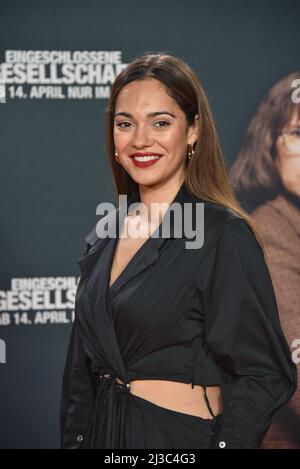 Köln, Deutschland. 05. April 2022. Schauspielerin Nilam Farooq kommt zur Premiere des Films „Conclosed Society“, der ab 14.04.2022 in den Kinos sein wird. Quelle: Horst Galuschka/dpa/Alamy Live News Stockfoto