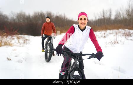 Paar Mountain Biking auf Fat Bikes im Winter Stockfoto