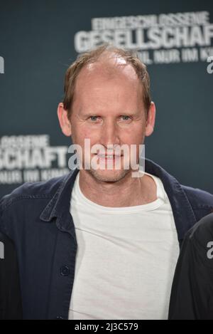 Köln, Deutschland. 05. April 2022. Der Schauspieler Torben Kessler kommt zur Premiere des Films „geschlossene Gesellschaft“, der ab 14.04.2022 in den Kinos sein wird. Quelle: Horst Galuschka/dpa/Alamy Live News Stockfoto