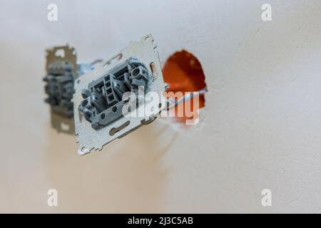 Montierte elektrische Lichtschalter, schließen Sie die Drähte von der Hausverkabelung an Stockfoto
