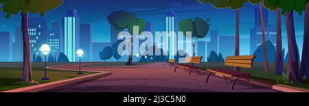 Stadtpark mit Holzbänken, grünen Bäumen und Gras, Laternen und Stadtgebäuden auf der Skyline bei Nacht. Vektor Cartoon Sommer Landschaft mit leeren Publ Stock Vektor