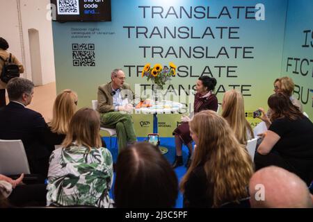 London, Großbritannien. 7. April 2022. Der ukrainische Botschafter besucht die Londoner Buchmesse 2022. H E Vadym Prystaiko, Botschafter der Ukraine im Vereinigten Königreich, besuchte heute, am 7.. April 2022, den Stand der Ukraine auf der Londoner Buchmesse, um Ola Hnatiuk, vp der PEN Ukraine, und Edward Lucas, Journalist, über den Krieg in der Ukraine zu sprechen. Kredit: Peter Hogan/Alamy Live Nachrichten Stockfoto