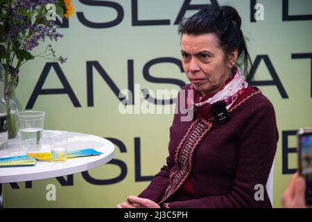 7.. April 2022. London, Großbritannien. Der ukrainische Botschafter besucht die Londoner Buchmesse 2022. Ola Hnatiuk. H E Vadym Prystaiko, Botschafter der Ukraine im Vereinigten Königreich, besuchte heute, am 7.. April 2022, den Stand der Ukraine auf der Londoner Buchmesse, um Ola Hnatiuk, vp der PEN Ukraine, und Edward Lucas, Journalist, über den Krieg in der Ukraine zu sprechen. Peter Hogan/ALAMY Stockfoto