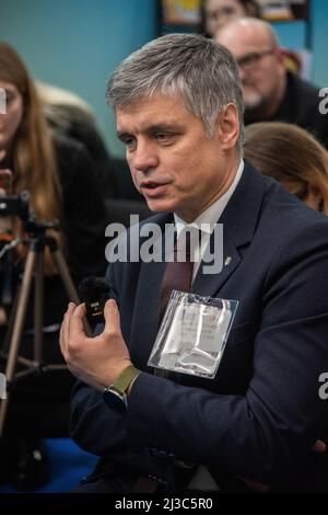 London, Großbritannien. 7. April 2022. Der ukrainische Botschafter besucht die Londoner Buchmesse 2022. H E Vadym Prystaiko, Botschafter der Ukraine im Vereinigten Königreich, besuchte heute, am 7.. April 2022, den Stand der Ukraine auf der Londoner Buchmesse, um Ola Hnatiuk, vp der PEN Ukraine, und Edward Lucas, Journalist, über den Krieg in der Ukraine zu sprechen. Kredit: Peter Hogan/Alamy Live Nachrichten Stockfoto