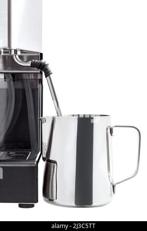 Krug aus Stahl mit Dampfdüse der professionellen Kaffeemaschine aus Metall und schwarzem Ventil für die Dampfversorgung, Gegenstand des Utensils für die Zubereitung von Kaffee Stockfoto
